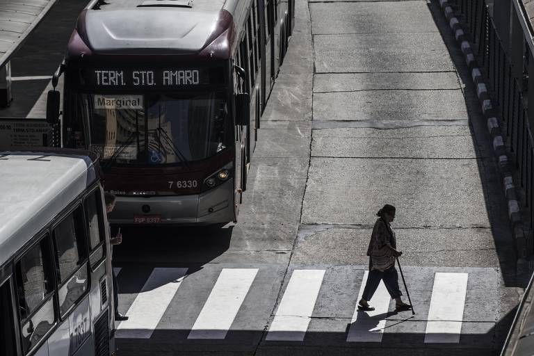 Passageira caminha no terminal Bandeira, no centro de São Paulo