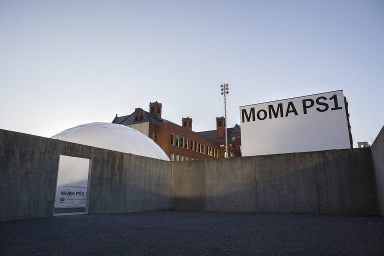 Pátio do MoMa PS1, museu dedicado à arte moderna, em Long Island City, no Queens