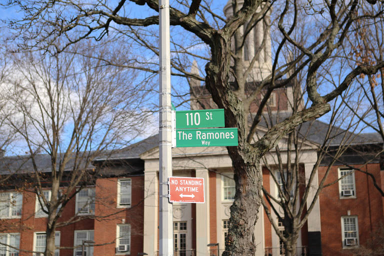 A Forest Hills High School e a placa da rotatória em frente, agora The Ramones Way