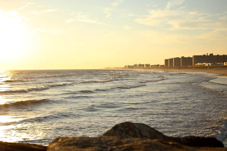 As ondas de Rockaway Beach, sul do distrito do Queens, na cidade de Nova York