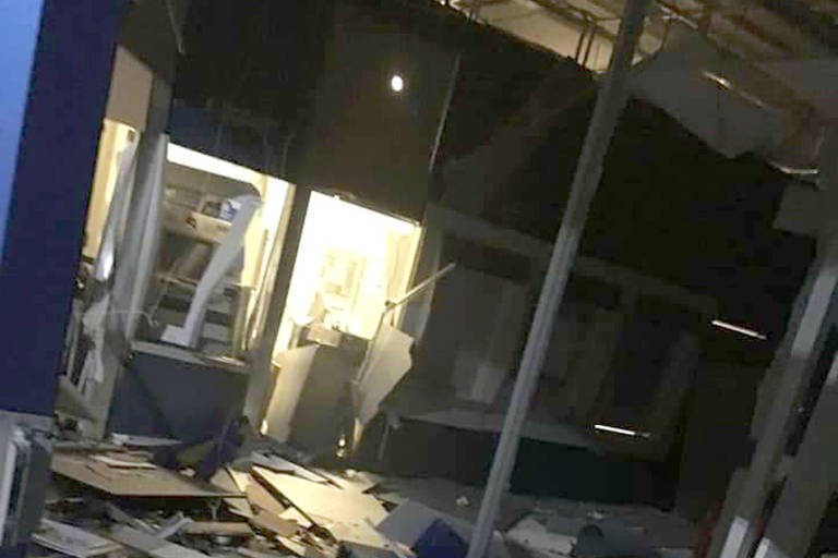 Interior de agência bancária destruído após ataque de quadrilha em Caconde