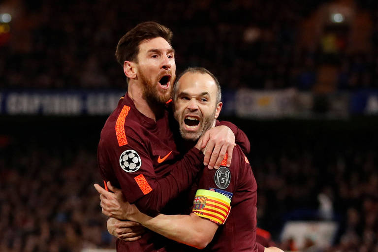 Andrés Iniesta (à dir.) abraça o argentino Lionel Messi para comemorar o gol de empate do Barcelona contra o Chelsea, em Londres