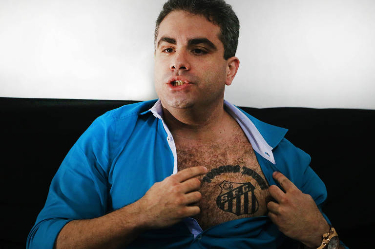 Orlando Rollo mostra a tatuagem com o escudo da Torcida Jovem durante a campanha para presidente em 2015