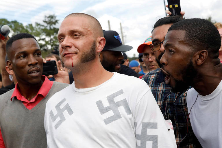 Supremacista ferido é cercado por militantes negros durante protesto contra palestra do ultranacionalista Richard Spencer na Flórida, em outubro