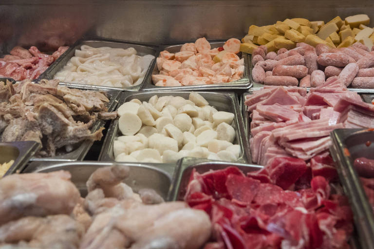 Comidas asiáticas do restaurante Shang zi wei, na praça de alimentação do shopping New World Mall, onde estão concentrados restaurantes asiáticos no Queens