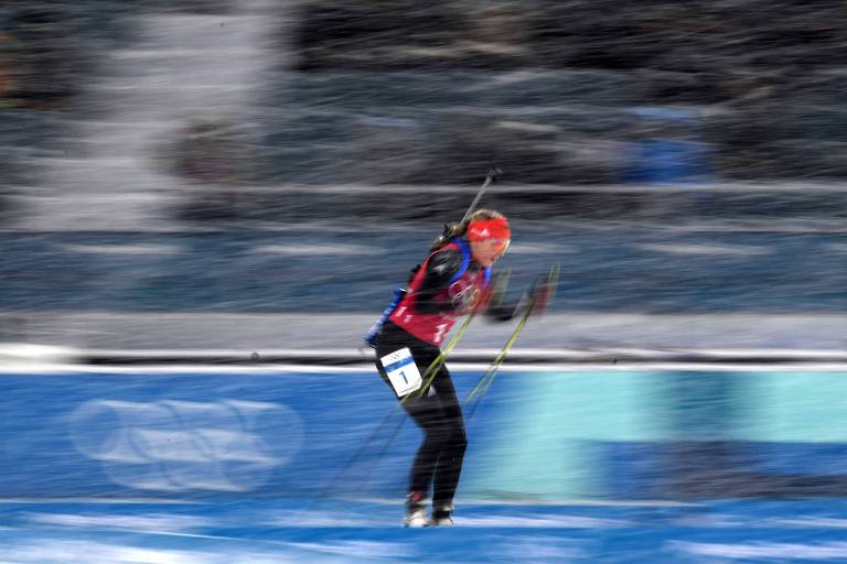 Franziska Preuss, da Alemanha, compete em prova de biathlon