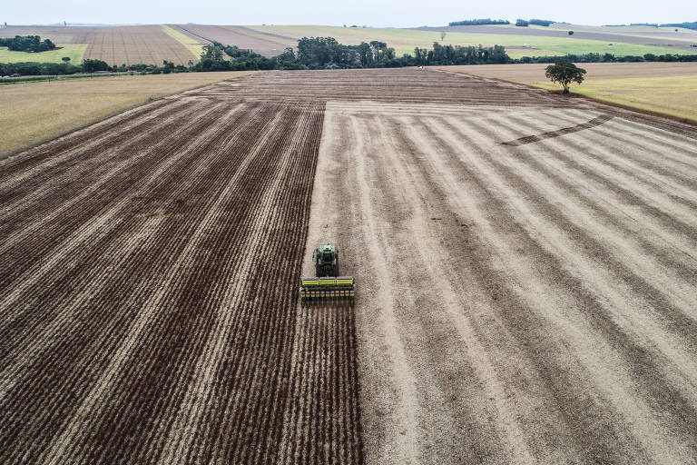Vista aérea de trator fazendo o plantio do milho safrinha em fazenda do município de Floresta, no Paraná