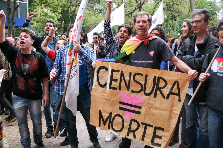 Protesto em Porto Alegre contra fechamento de exposiÃ§Ã£o em museu apÃ³s protestos de conservadores