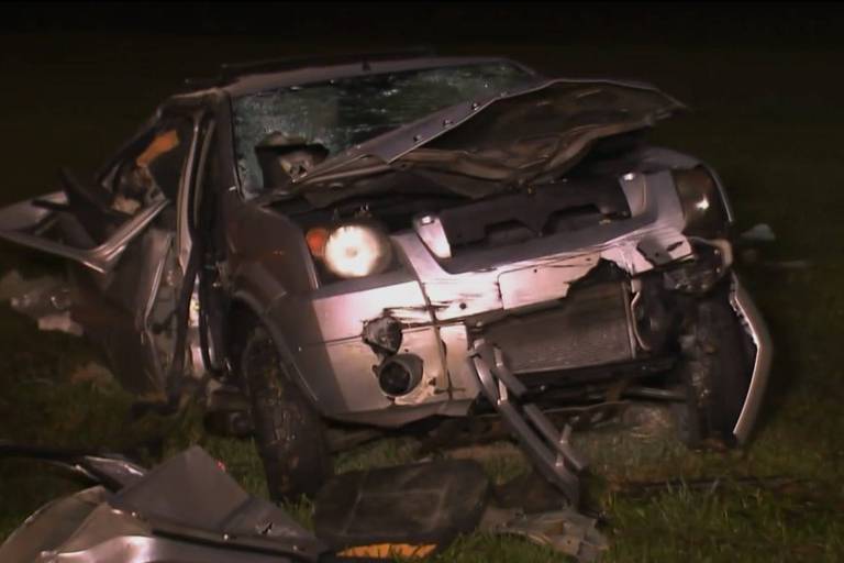 Veículo Ford EcoSport amassado após acidente