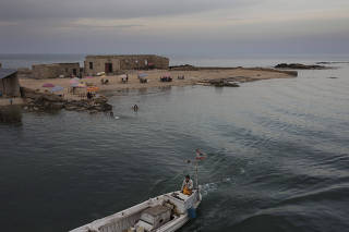 Pescador perto da cidade de Trípoli