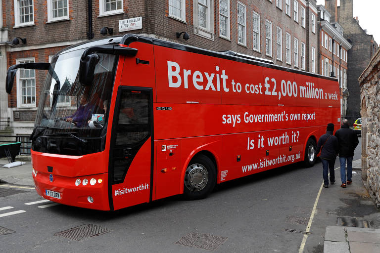 Ônibus da campanha anti-'brexit' "Vale a Pena?" estampa, em Londres, suposto prejuízo semanal causado pela saída da UE