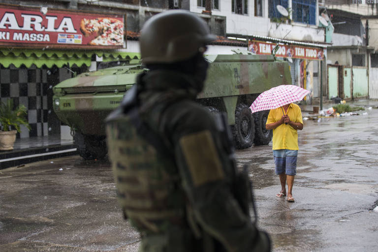 Forças armadas durante operação na Vila Kennedy, na zona oeste do Rio de Janeiro