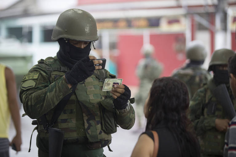 Forças armadas durante operação na Vila Kennedy, na zona oeste do Rio de Janeiro