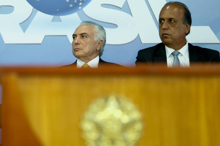 Presidente Michel Temer ao lado do governador do Rio, Luiz Fernando Pezão (MDB), durante assinatura de intervenção