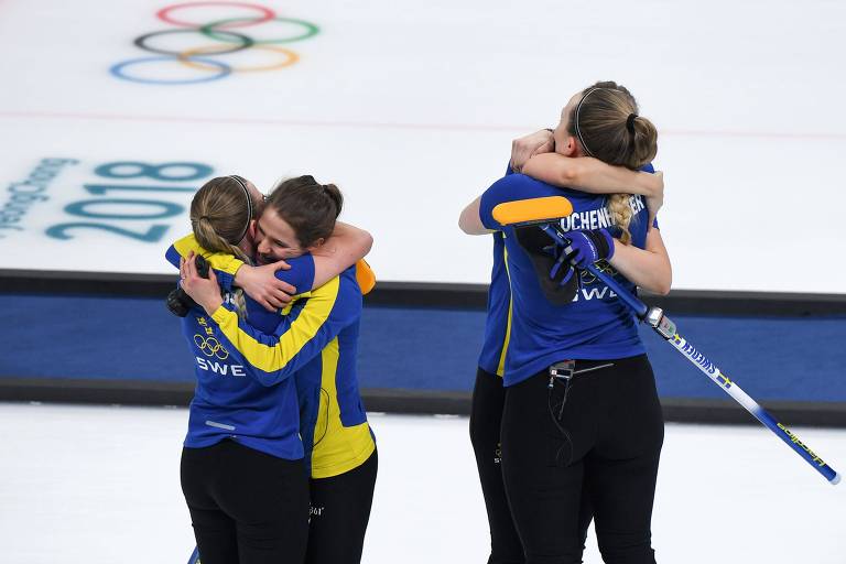 Atletas suecas comemoram a vitória na semifinal feminina de curling