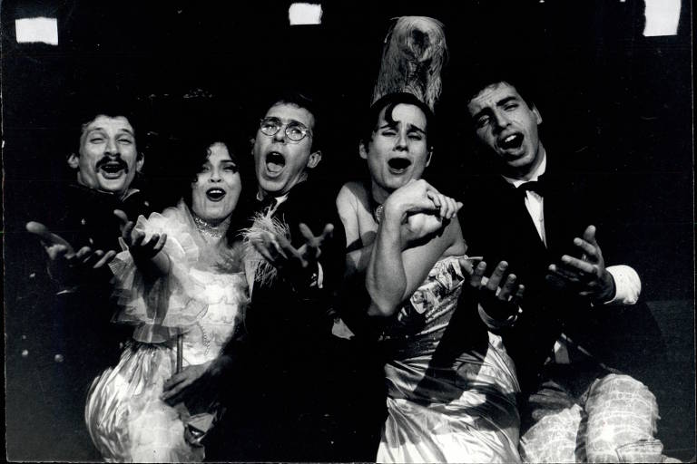 Espetáculo "Theatro Musical Brazileiro - Parte I (1860/1914)", de 1985, dirigido por Luis Antônio Martinez Corrêa, com vera Holtz (terceira da esq. para a dir.) no elenco