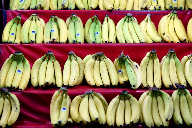 Bananas dispostas em prateleiras no México