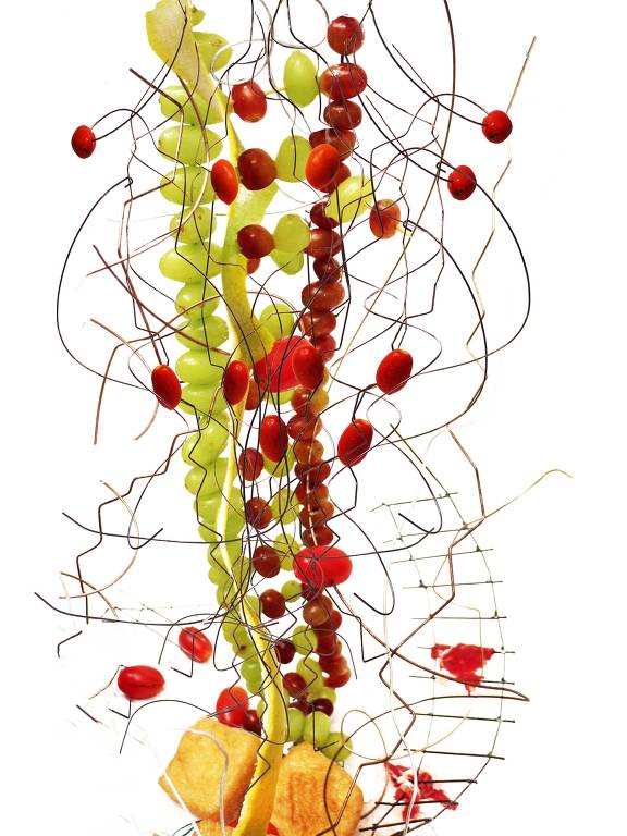 Escultura de Herman Tacasey inspirada na estrutura molecular de remédio biológico e feita com matéria orgânica