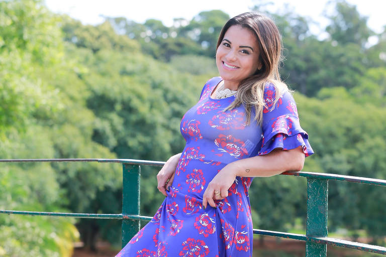 A blogueira Lê Takamura usa vestido ultravioleta com estampa de flores 