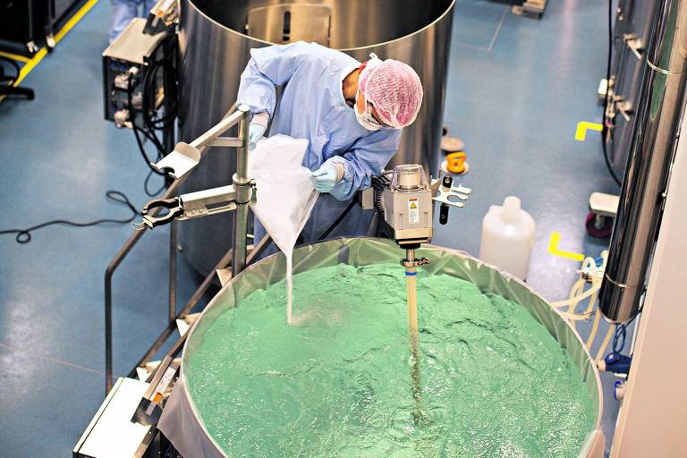Funcionário da fábrica da Libbs em Embu das Artes (SP) coloca células vivas na máquina usada durante a produção de biossimilares