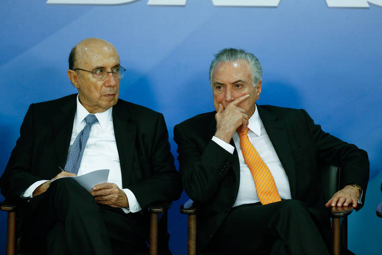 O ministro da Fazenda, Henrique Meirelles, ao lado do presidente da República, Michel Temer, durante cerimônia realizada no Palácio do Planalto, em Brasília
