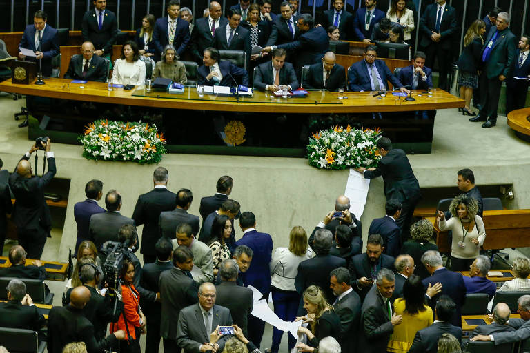 Parlamentares do PSOL fazem protesto no plenário contra a proposta de Reforma da Previdência