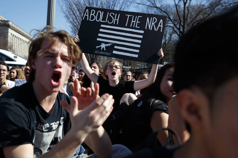 Cartaz de estudantes pede que NRA seja abolida, em protesto contra armas em Washington (EUA)
