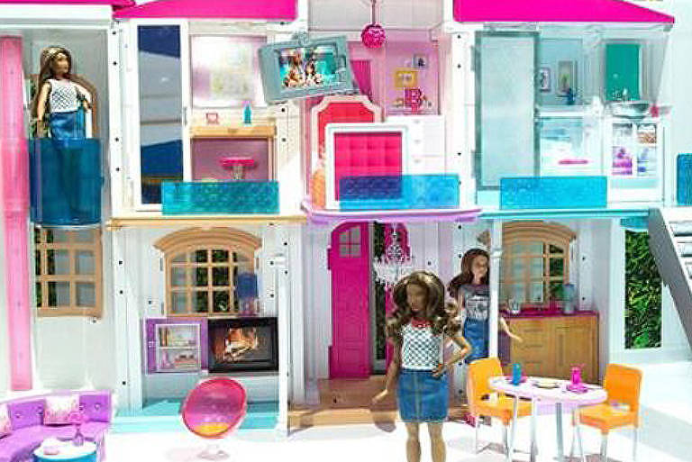 Os robôs têm como alvo presentes para feriados - especialmente brinquedos, como a casa de bonecas da Barbie

