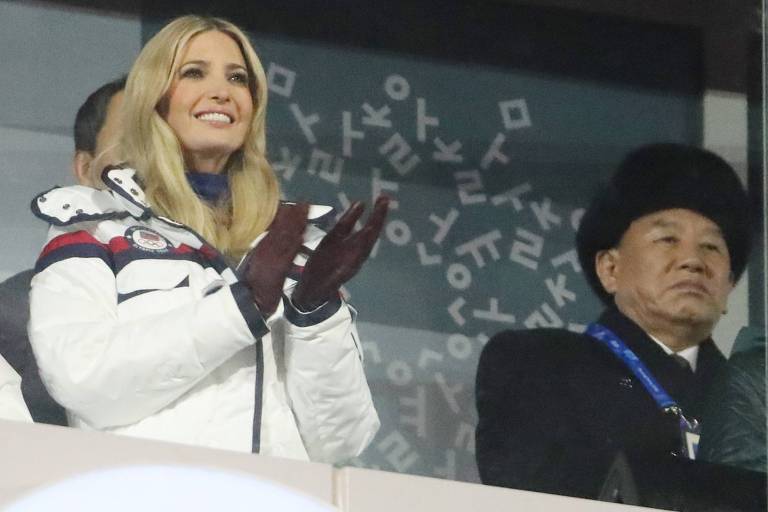 A filha de Donald Trump, Ivanka ao lado do norte-coreano Kim Yong-chol durante a cerimônia de encerramento da Olimpíada 