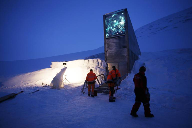 Escultura de gelo de urso polar na entrada do Cofre Global de Sementes