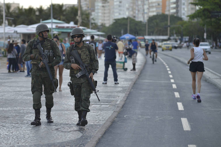 Forças Armadas fazem patrulhamento na orla da praia de Copacabana em 2017