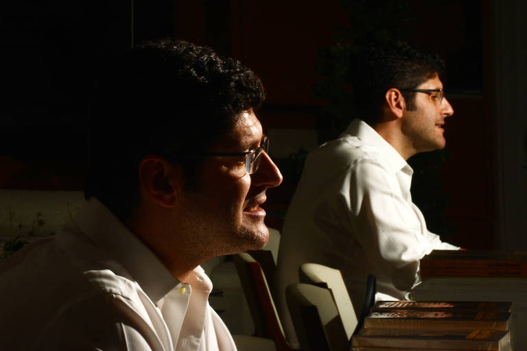 Frente pela Renovação -  Embora composta por outros grupos, o principal é o Vem pra Rua (VPR), que tem o empresário Rogerio Chequer como um dos fundadores; ele oficialmente se afastou da coordenação do VPR para disputar as eleições pelo Partido Novo