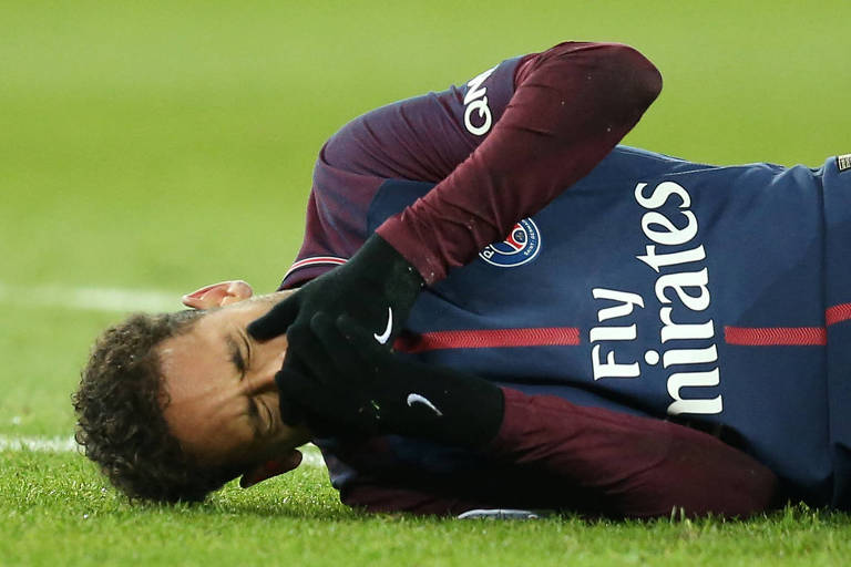 Neymar chora depois de pisar em falso e torcer o tornozelo na partida entre PSG e Olympique de Marselha, em Paris