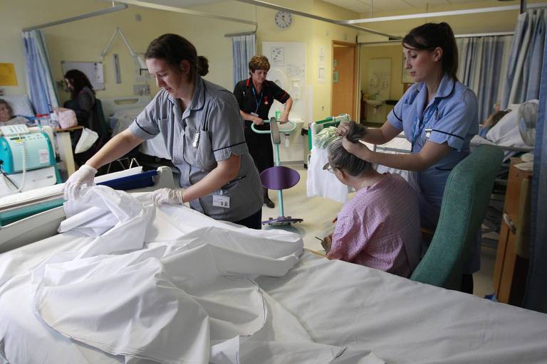 Profissionais de saúde auxiliam pacientes de hospital em Huntingdon; setor de saúde é um dos que têm mais vagas no Reino Unido