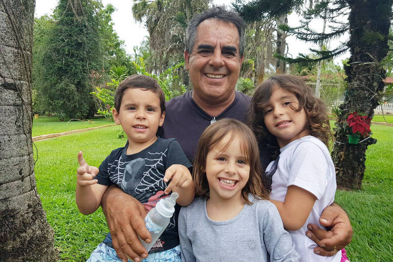 Sílvio Luciano Alves (1959-2018), com três de seus filhos