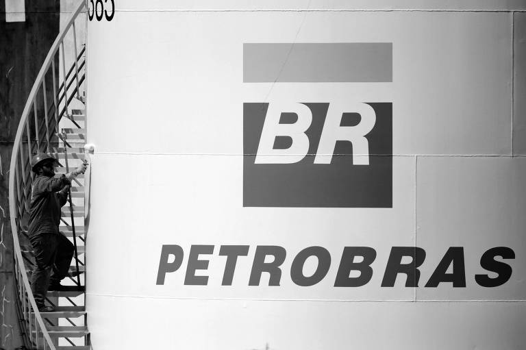 Operário pinta tanque de combustível em refinaria da Petrobras