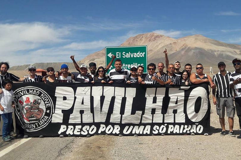 Diogo Thebas junto a outros torcedores corintianos no deserto do Atacama