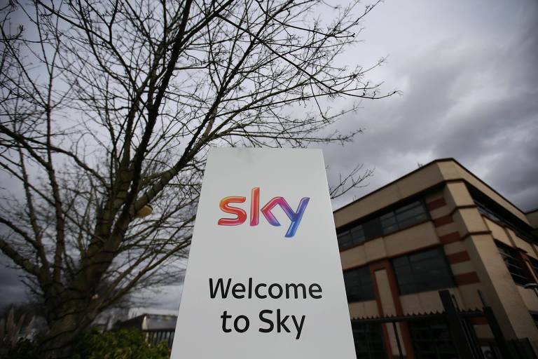 Logo da Sky na sede em Isleworth, em Londres