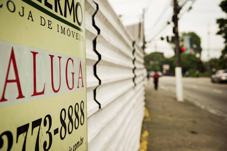 Placa de aluga-se no bairro do Morumbi, em São Paulo