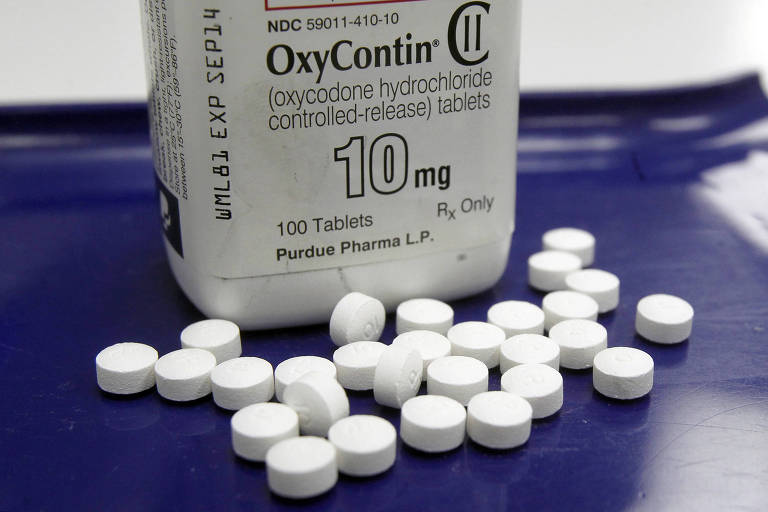 Pílulas e embalagem do remédio OxyContin (oxicodona), um dos opioides nos quais milhares se viciaram nos EUA
