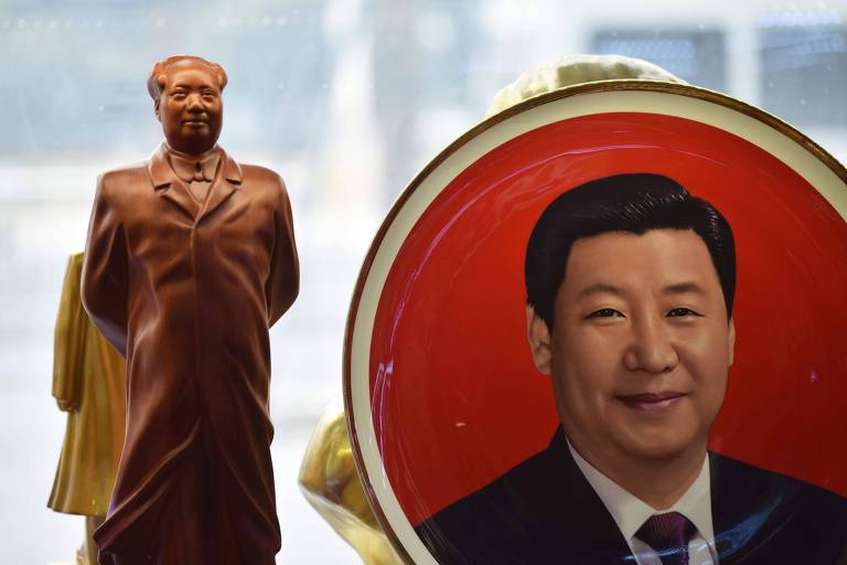 Prato decorativo do líder chinês, Xi Jinping, é visto ao lado de estátua de Mao Tsé-tung, primeiro líder comunista do país