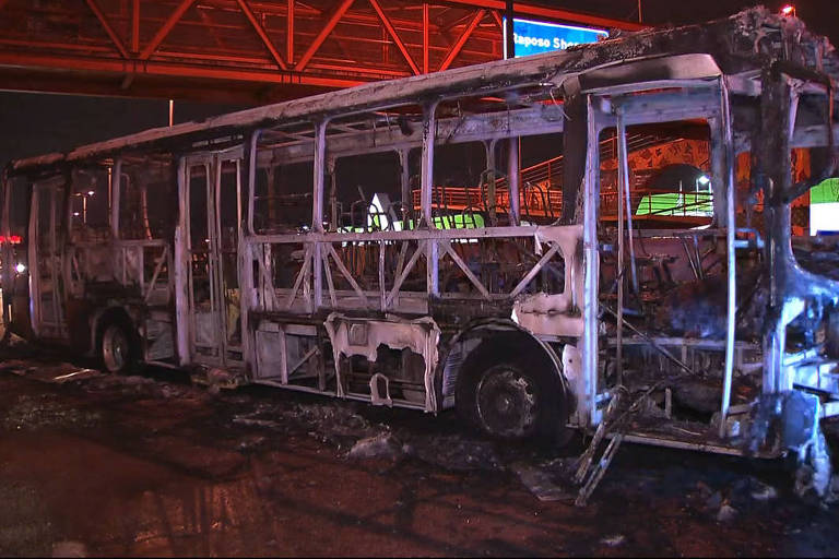 Ônibus que foi incendiado no km 14 da rodovia Raposo Tavares
