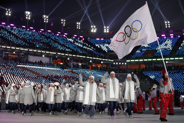 Atletas da Rússia desfilam na cerimônia de abertura dos Jogos de PyeongChang com a bandeira olímpica