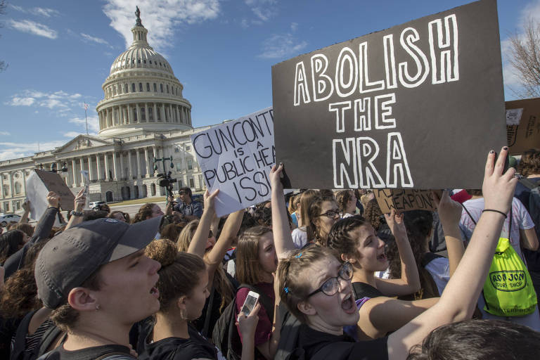 Estudantes fazem protesto em Washington, nos EUA, após ataque ataque a tiros em escola na Flórida que deixou 17 mortos; um dos jovens segura um cartaz que pede o fim da NRA (Associação Nacional do Rifle)
