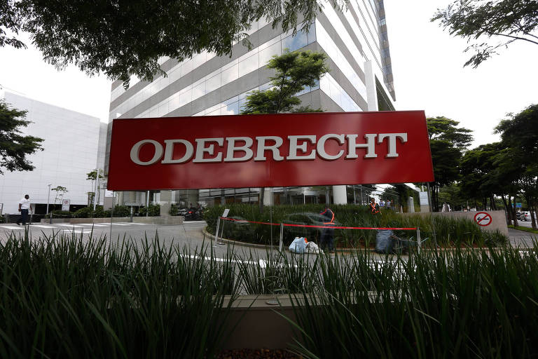 Foto da placa que indica o nome da empreiteira Odebecht na fachada da sede da empresa, localizada na zona oeste de São Paulo