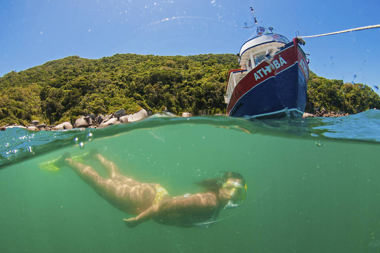 Turista mergulha na ilha do Arvoredo (SC)