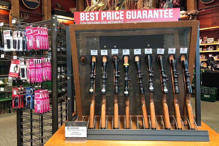 Fuzis, espingardas e escopetas aparecem em estante na loja de armas Dick's Sporting Goods, em Fairfax, na Virgínia