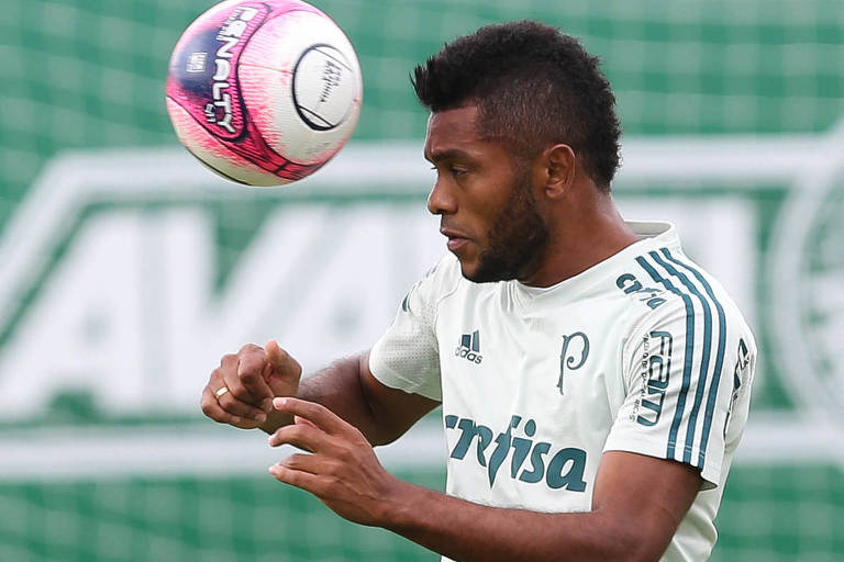 O jogador do Palmeiras Miguel Borja cabeceia a bola durante treinamento do time
