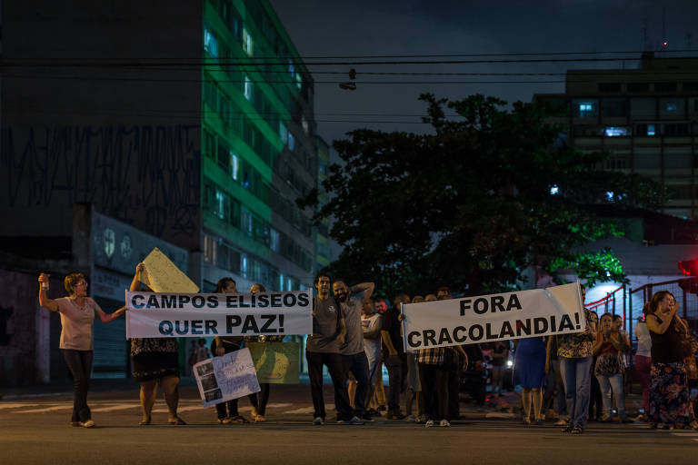 Moradores do bairro Campos Elíseos durante protesto contra a cracolândia