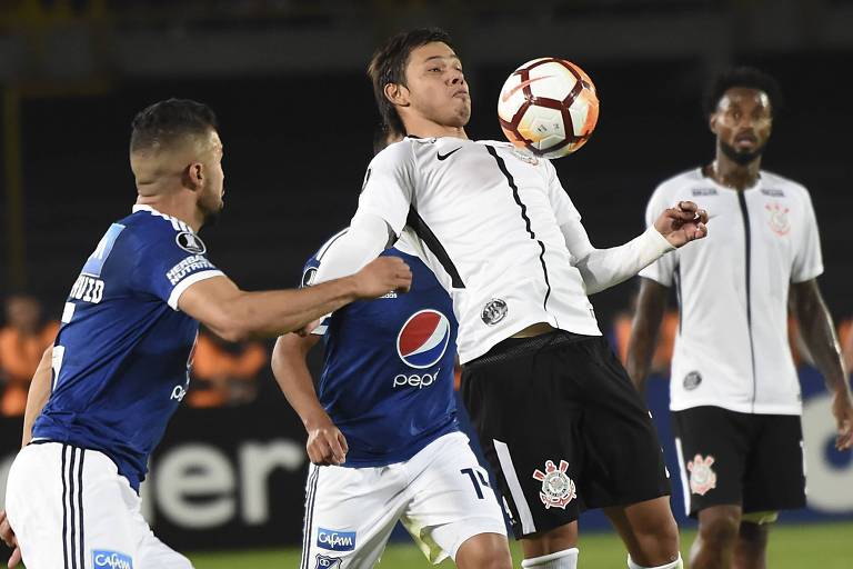 Marcado por dois adversários, Romero domina a bola no peito durante partida contra o Millonarios, pela Libertadores